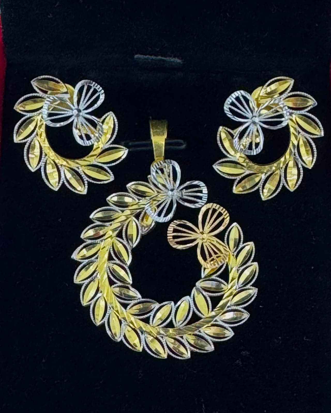 22K Laurel Bloom Elegance Set - 22K purity gold 11.53